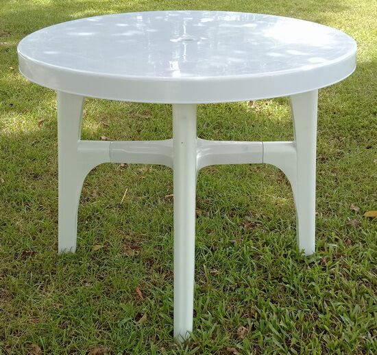 白色塑膠圓桌