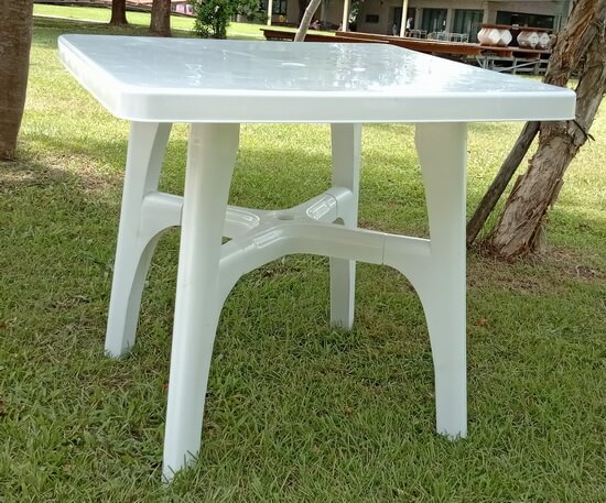 白色塑膠方桌